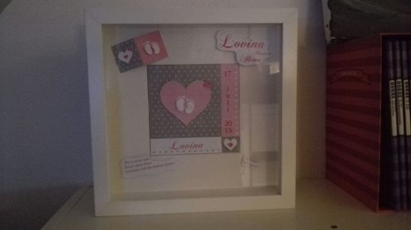 Een lijst waar het bewerkte geboortekaartje in komt, en er ruimte is voor het bewaren van dierbare spulletjes, bv het armbandje van het ziekenhuis.