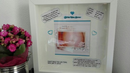 Een ander voorbeeld van een bewerkt geboortekaartje, waar men dierbare spulletjes in kan bewaren.